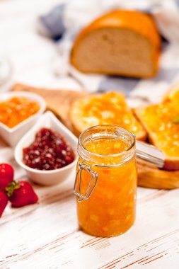 Reçelli ekmek dilimleri