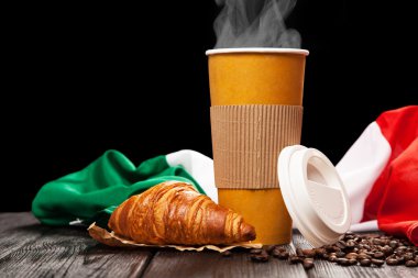 Kâğıt bardakta kahve.