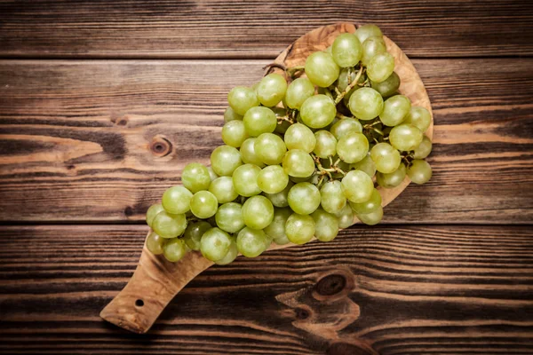 Finom szőlő a konyhaasztalon — Stock Fotó