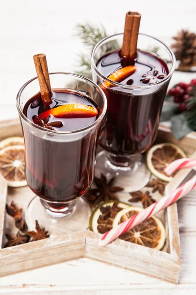 Glühwein met kaneel en oranje — Stockfoto