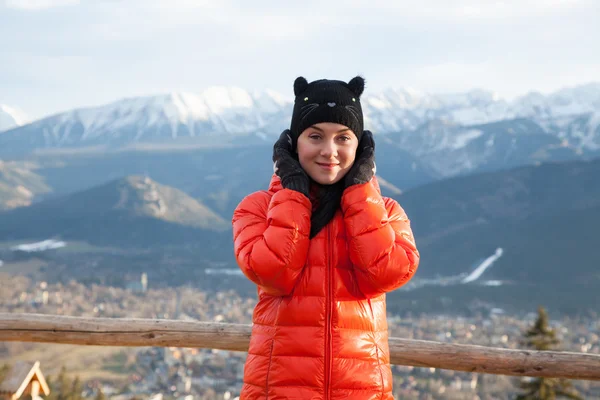 Bella giovane donna in montagna — Foto Stock