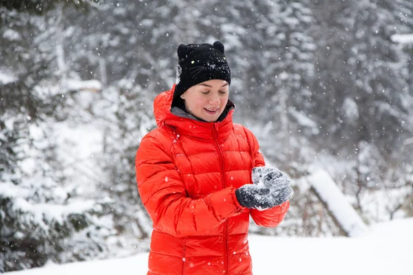 Mujer bastante joven jugando bolas de nieve —  Fotos de Stock