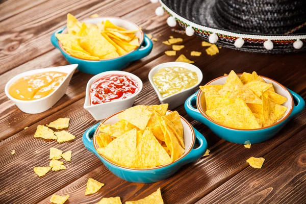 Assiette de nachos avec différentes trempettes — Photo