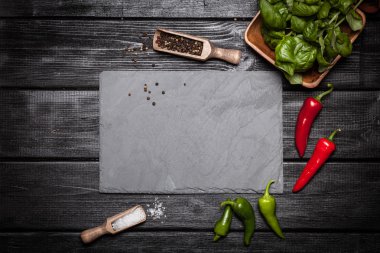 Taş kurulu farklı baharatlar ile