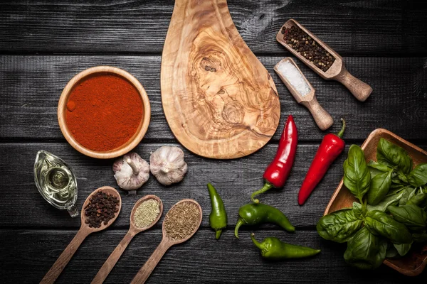 Sausje houten bord met verschillende kruiden — Stockfoto