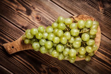 Mutfak masasında lezzetli üzüm