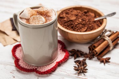 Kakao marshmallows içkiyle