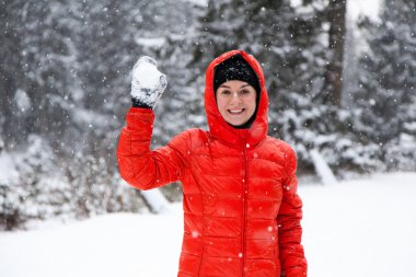 Kartopu oynayan genç ve güzel kadın