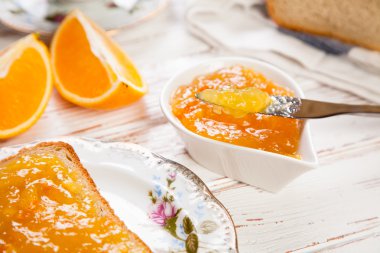 Reçelli ekmek dilimleri