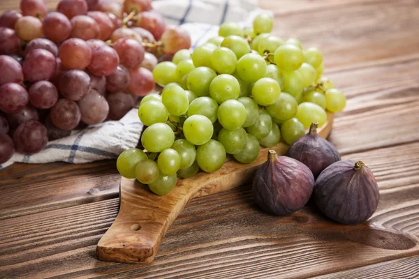 Uvas deliciosas em uma mesa de cozinha — Fotografia de Stock