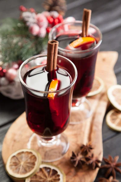 Mulled wine with cinnamon and orange — Stock Photo, Image