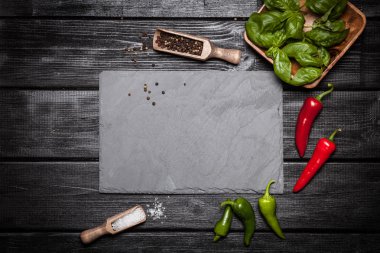 Taş kurulu farklı baharatlar ile