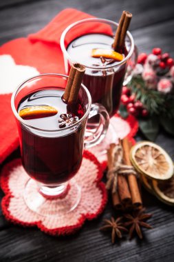 Tarçın ve turuncu ile mulled şarap