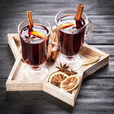Tarçın ve turuncu ile mulled şarap