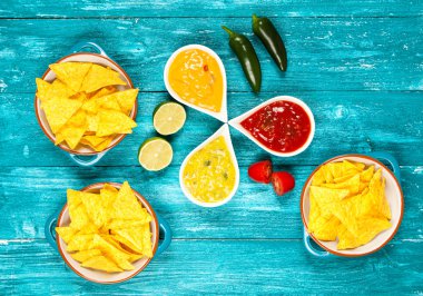 Nacho farklı dips ile tabak