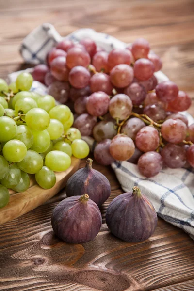 Смачний виноград на кухонному столі — стокове фото