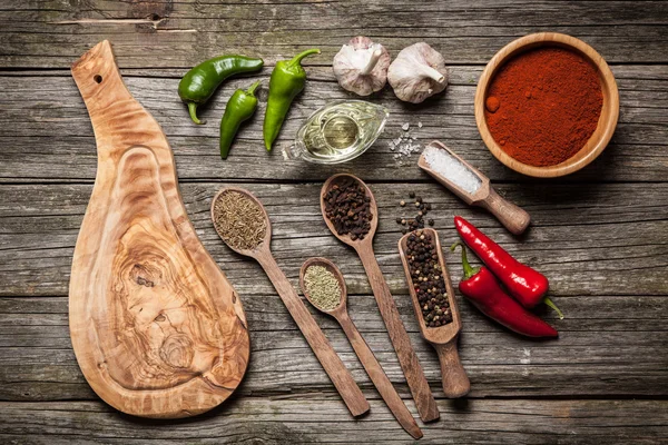 Tablero de piedra con diferentes especias — Foto de Stock