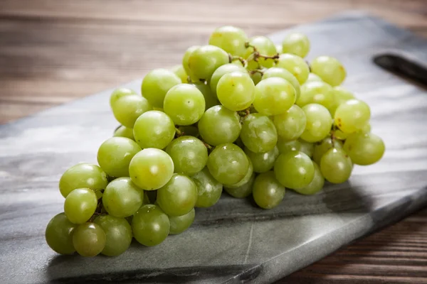 Delicious grapes on a kitchen table — Stock Photo, Image