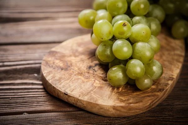 Смачний виноград на кухонному столі — стокове фото