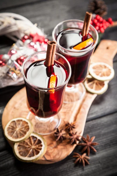 Glühwein mit Zimt und Orange — Stockfoto