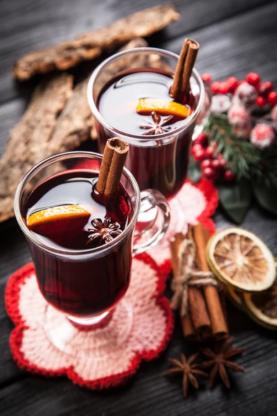 Glühwein mit Zimt und Orange — Stockfoto