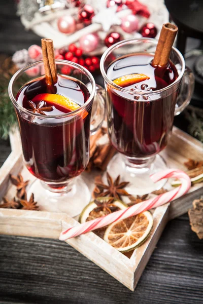 Mulled wine with cinnamon and orange — Stock Photo, Image