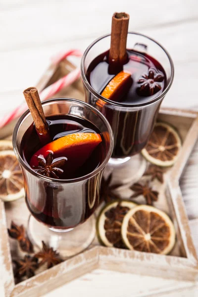 Mulled wine with cinnamon and orange — Stock Photo, Image