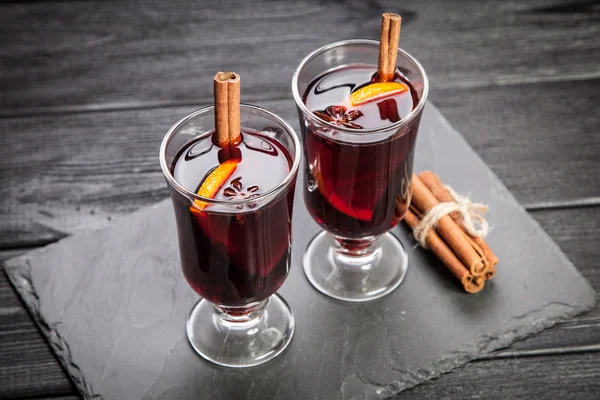 Glühwein mit Zimt und Orange — Stockfoto