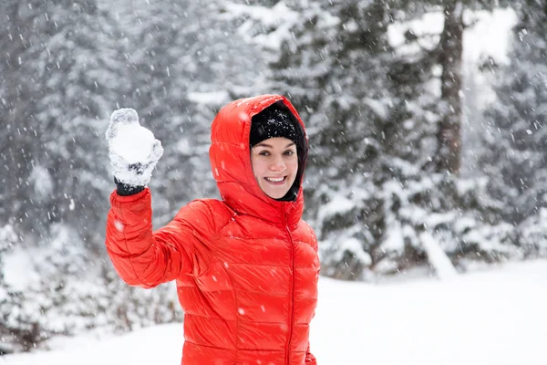 Mulher bonita jogando bolas de neve — Fotografia de Stock