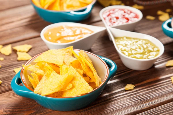 Tallrik med nachos med olika dips — Stockfoto