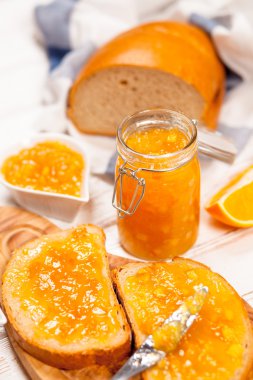 Reçelli ekmek dilimleri