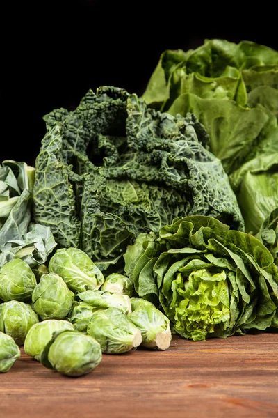 Valikoima vihreitä vihanneksia — kuvapankkivalokuva