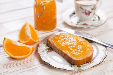 Reçelli ekmek dilimleri