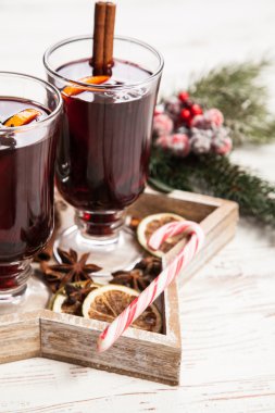 Tarçın ve turuncu ile mulled şarap