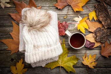 Sıcak giysiler ve bir fincan çay