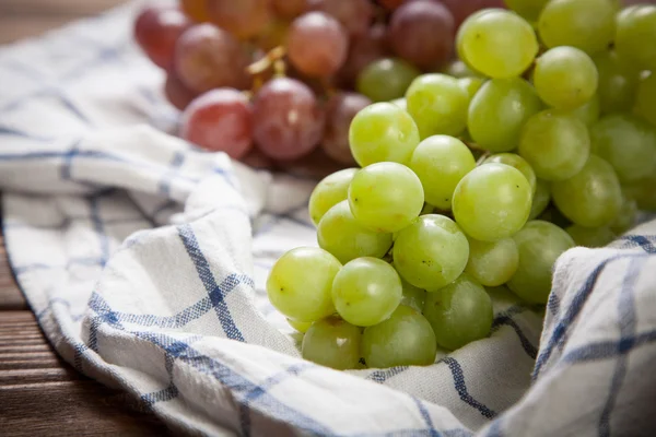 Delicious grapes on a kitchen table — Stock Photo, Image