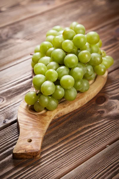 Delicious grapes on a kitchen table — Stock Photo, Image