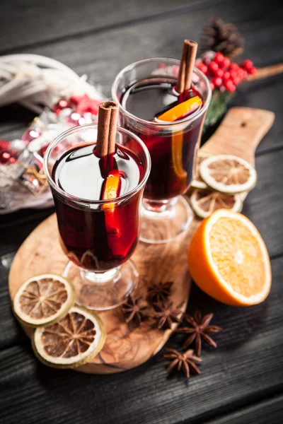 Mulled wine with cinnamon and orange — Stock Photo, Image