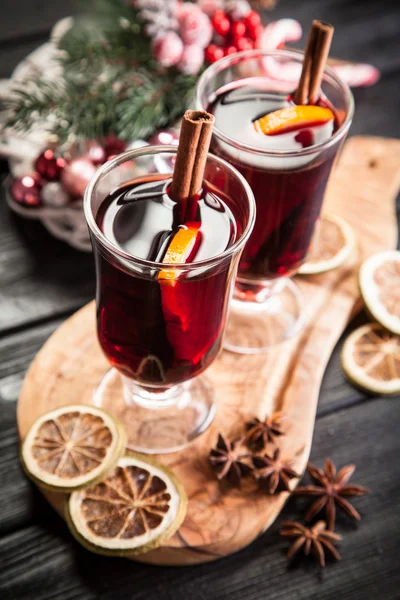 Vinho ruminado com canela e laranja — Fotografia de Stock