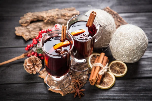 Vinho ruminado com canela e laranja — Fotografia de Stock