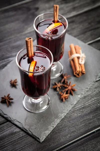 Mulled wine with cinnamon and orange — Stock Photo, Image