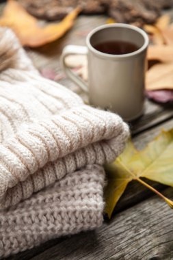 Sıcak giysiler ve bir fincan çay