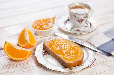 Reçelli ekmek dilimleri