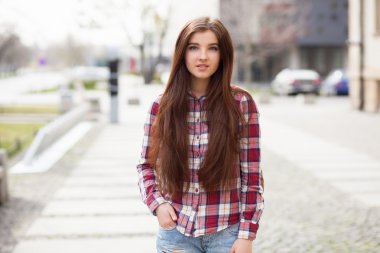 Güzel bir genç kadının portresi doğal yüz