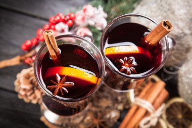 Tarçın ve turuncu ile mulled şarap