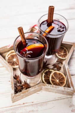 Tarçın ve turuncu ile mulled şarap