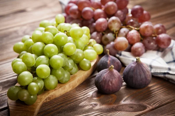 Deliciosas uvas en una mesa de cocina —  Fotos de Stock