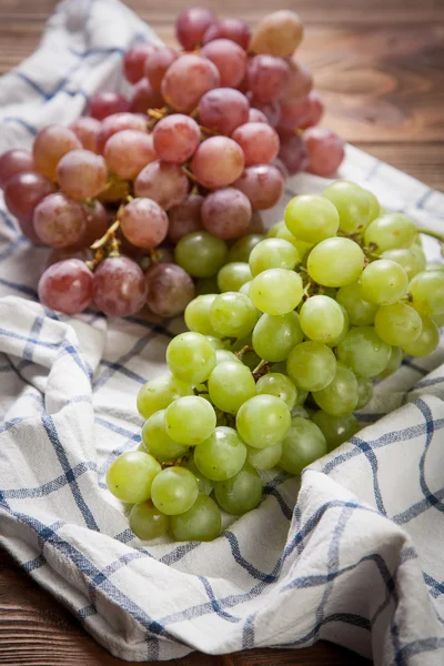 台所のテーブルに美味しいブドウ — ストック写真