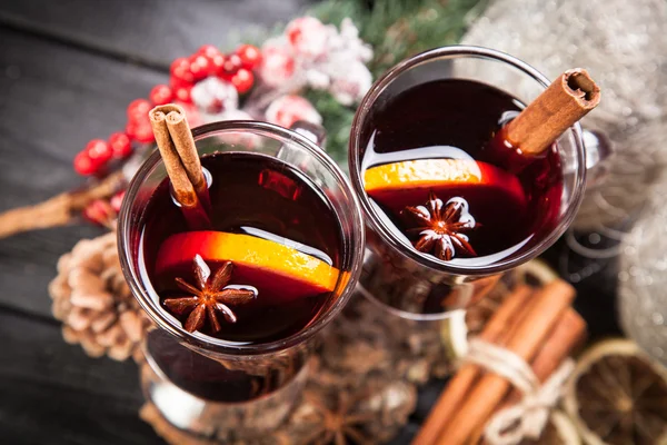 Glühwein mit Zimt und Orange — Stockfoto