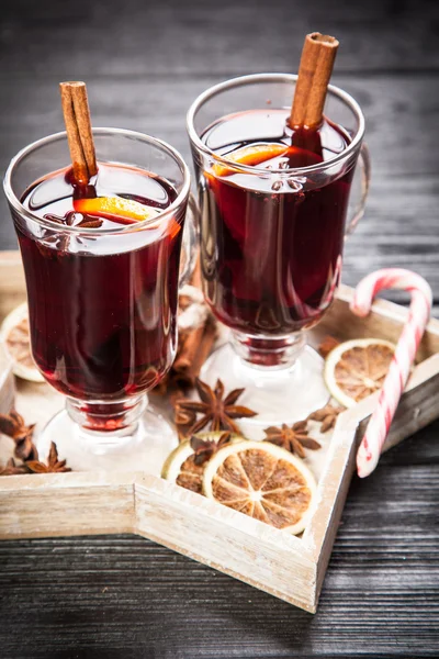 Glühwein mit Zimt und Orange — Stockfoto